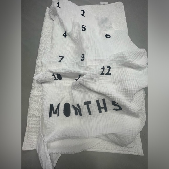 Two Cloud Island baby blankets Monthly growth Milestones and orange & white - Picture 5 of 7